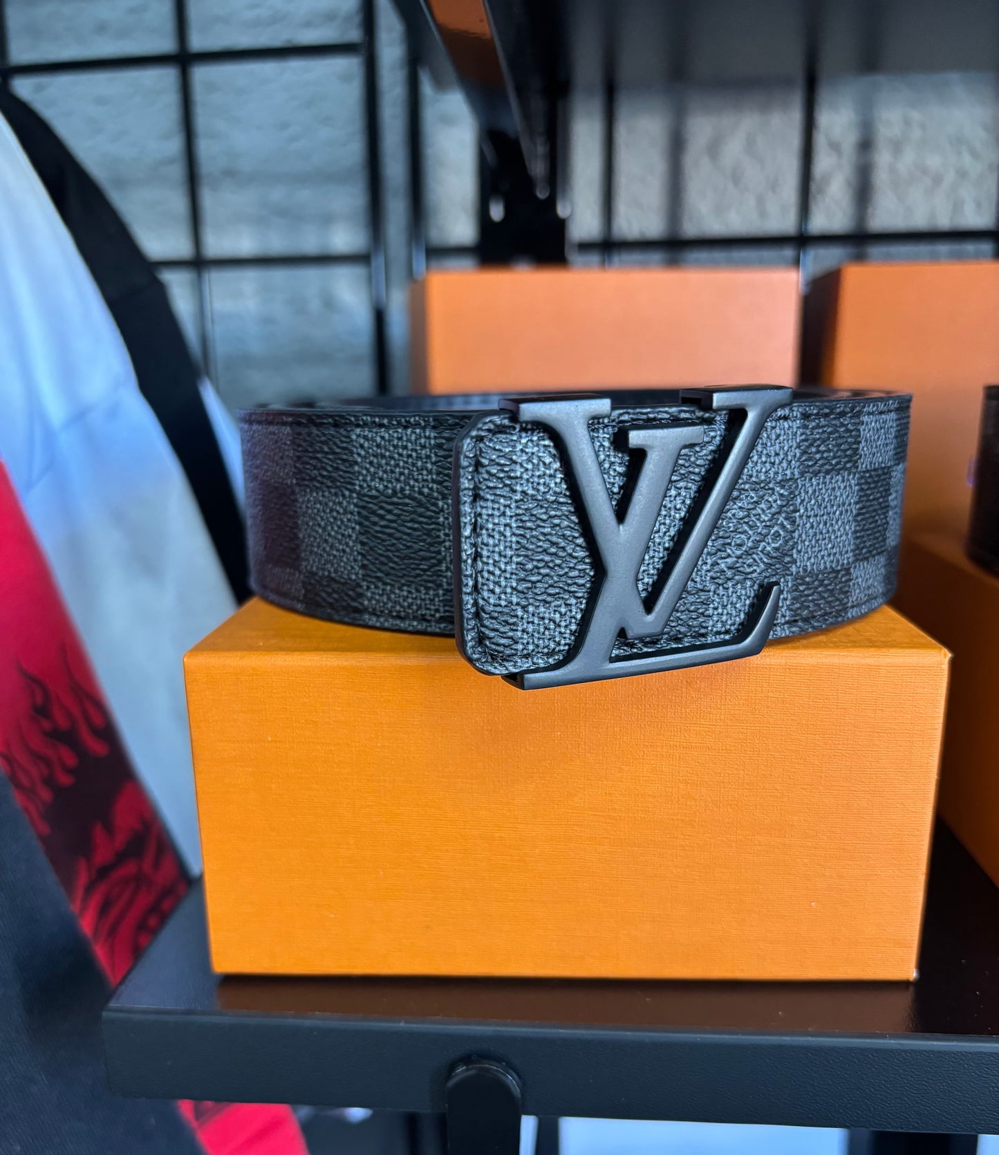 Correa con iniciales Louis Vuitton en negro/gris grafico