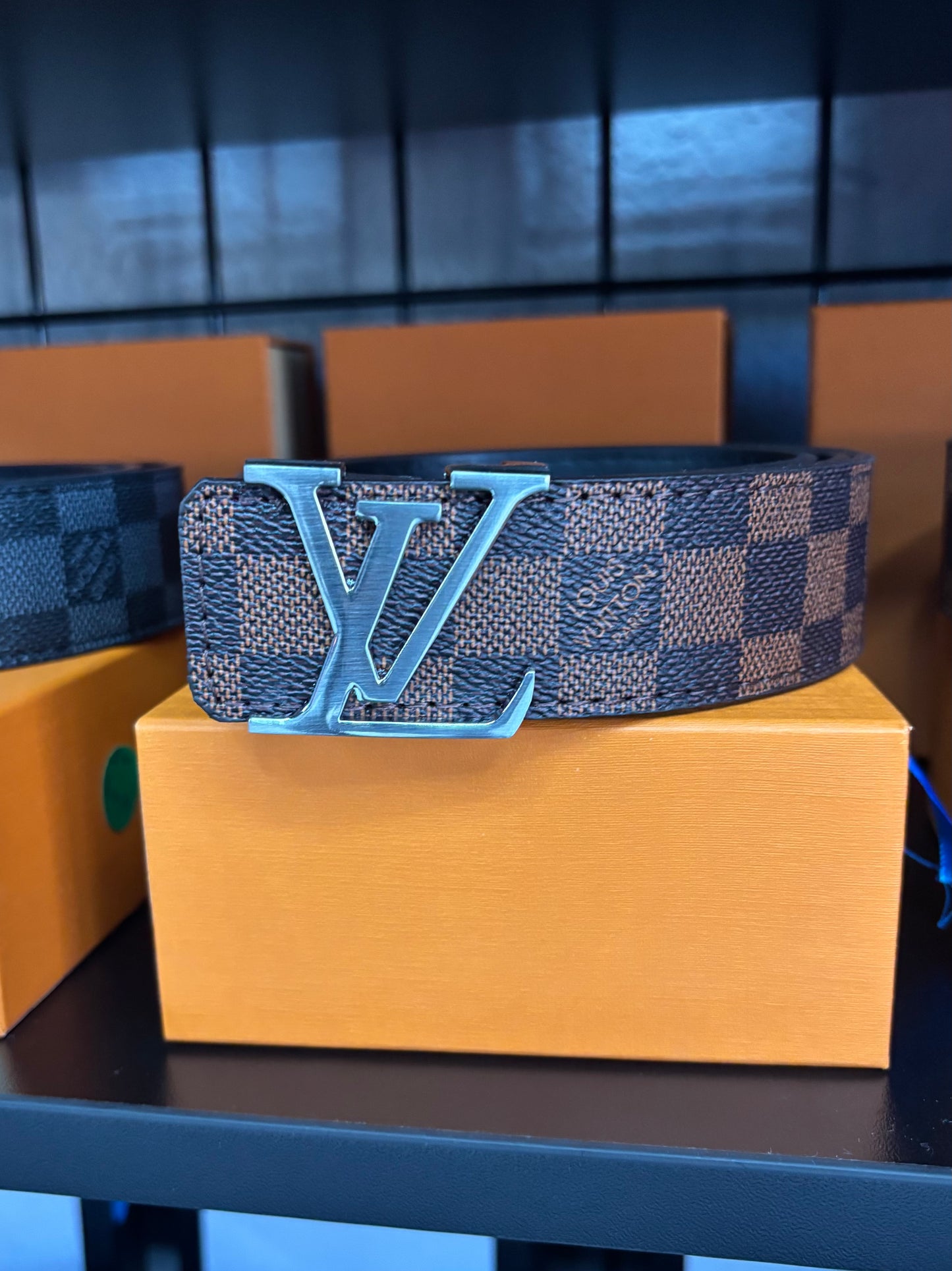 Correa LOUIS VUITTON CUERO CAFÉ