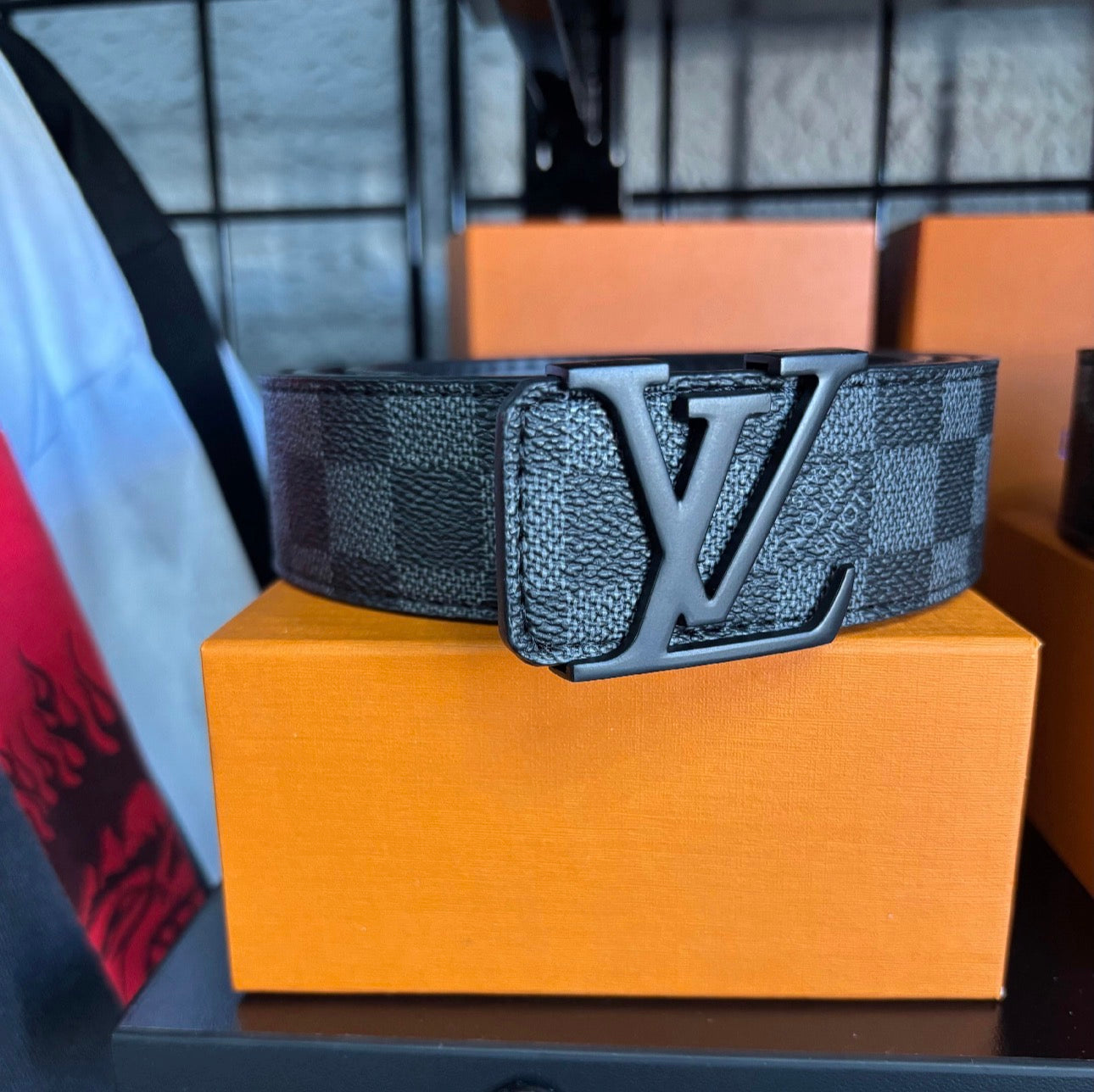 Correa con iniciales LV en negro/gris grafico